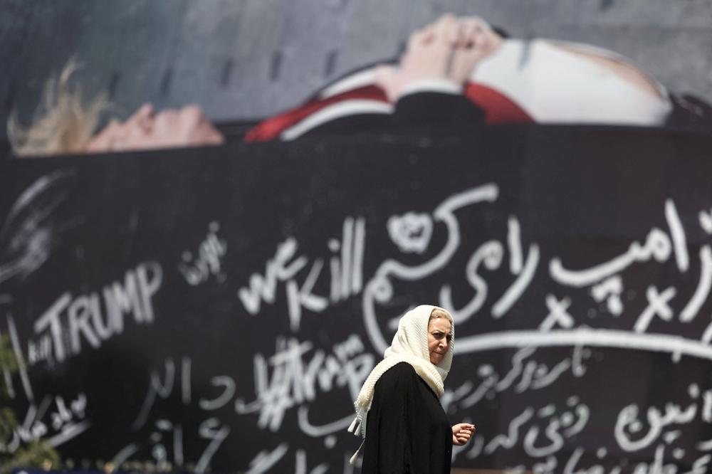 Une affiche montrant Donald Trump caricaturé, allongé dans un cercueil, dans une rue de Téhéran, le 18 juillet 2026. - MAJID ASGARIPOUR / VIA REUTERS