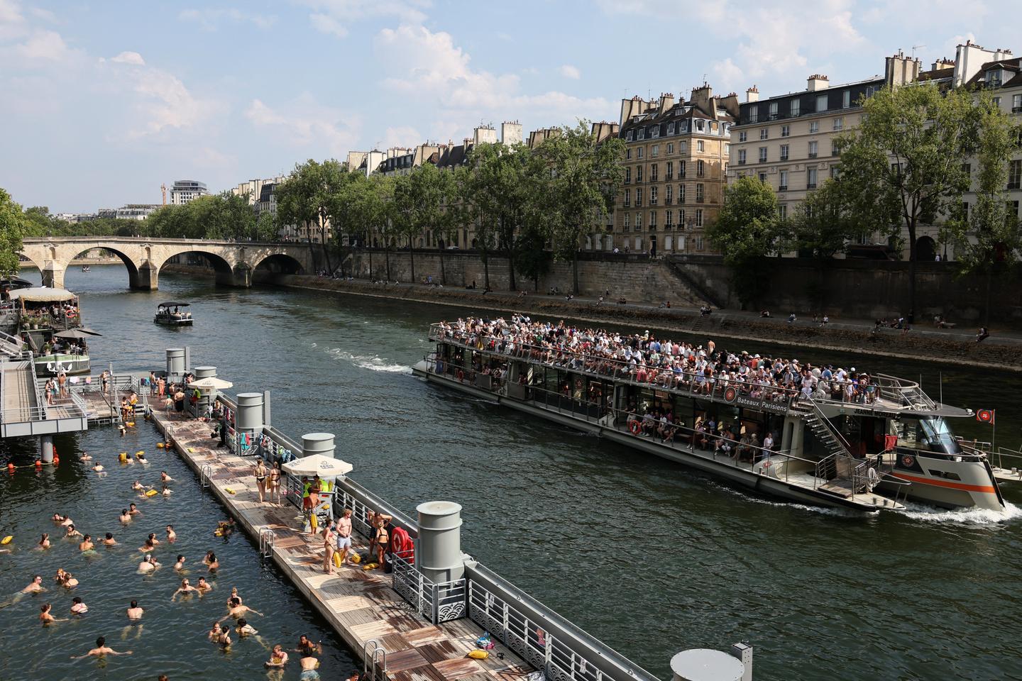 Une pollution au fioul ferme par intermittence deux sites de baignade dans la Seine à Paris.