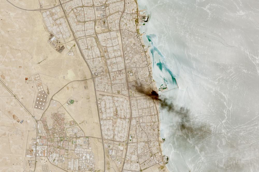 Une image satellite montre de la fumée s’élevant près d’une installation pétrolière dans le gouvernorat d’Ahmadi (Koweït), le 18 juillet 2026. - EUROPEAN UNION/COPERNICUS SENTIN VIA REUTERS