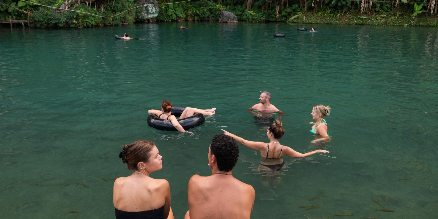 Le Laos ne parvient pas à établir la cause des décès de touristes attribués en 2024 à de l’alcool frelaté