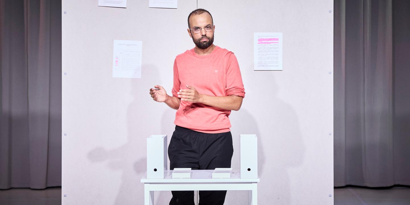 Au Festival d'Avignon, Salim Djaferi déconstruit l'histoire de l'immigration algérienne dans 