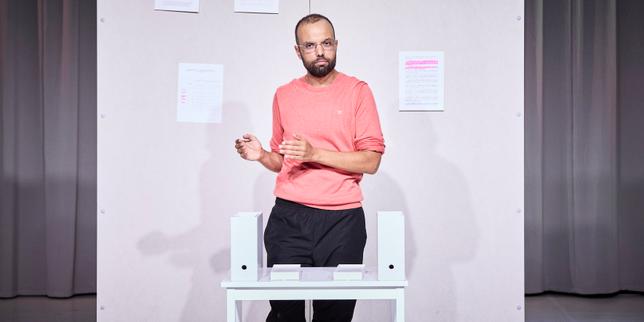Au Festival d’Avignon, Salim Djaferi déconstruit avec allant l’histoire de l’immigration algérienne dans « Bâtir »