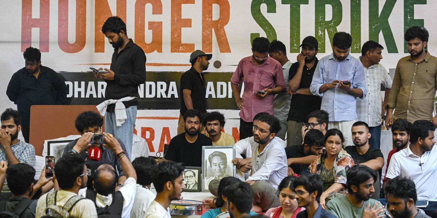 En Inde, la police met fin de force à une grève de la faim entamée il y a vingt jours pour dénoncer des fraudes massives aux examens universitaires