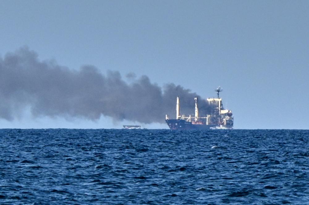 Un bateau céréalier touché par un missile russe en mer Noire, près d’Odessa, en Ukraine, le 19 juillet 2026. - MICHAEL SHTEKEL / AP PHOTO/MICHAEL SHTEKEL