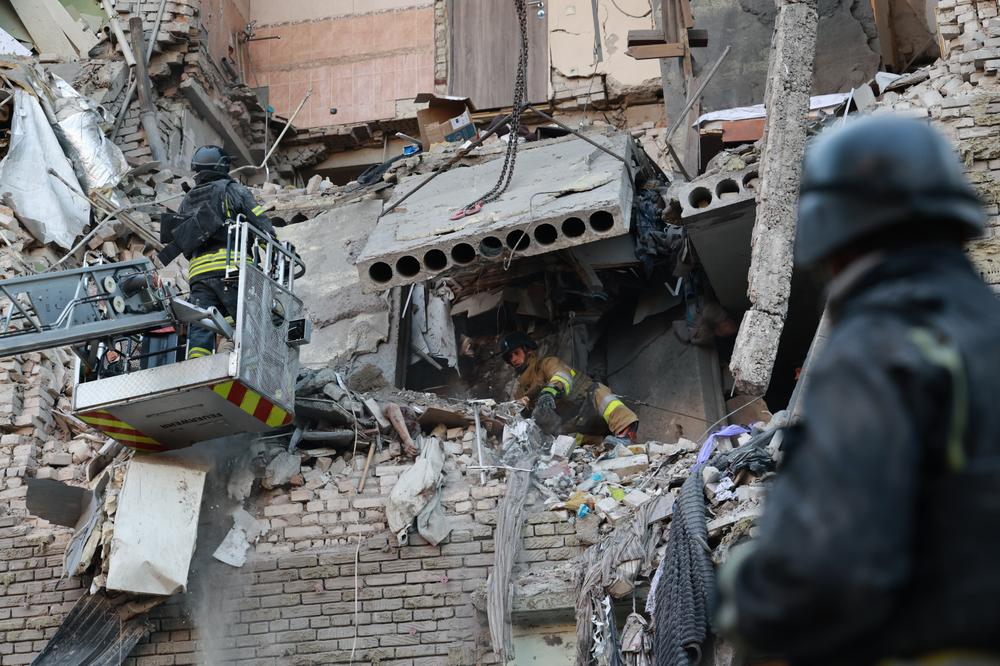 Des secouristes interviennent dans un immeuble résidentiel touché par une bombe guidée russe, à Zaporijia (Ukraine), le 19 juillet 2026. - KATERYNA KLOCHKO/AP
