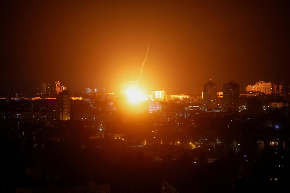 Une explosion lors de frappes russes sur Kiev, le 19 juillet 2026. - GLEB GARANICH/REUTERS