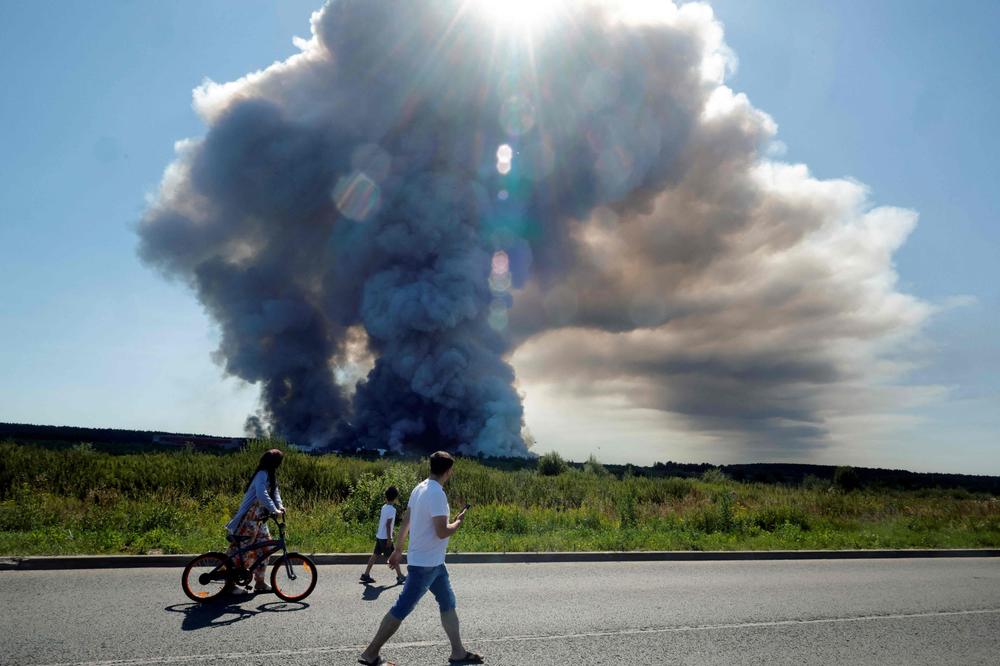 De la fumée s’élève d’un centre logistique touché par une attaque de drones ukrainiens à Elektrostal, dans la banlieue de Moscou, le 18 juillet 2026. - TATYANA MAKEYEVA/AFP