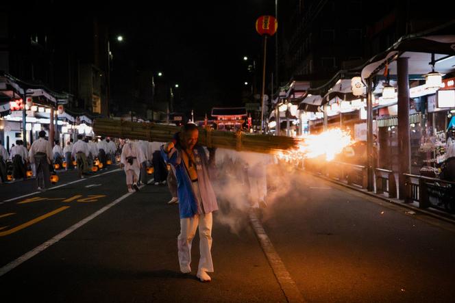 Lors d’un rituel de purification à l’occasion du festival Gion Matsuri, à Kyoto, au Japon, le 10 juillet 2026.