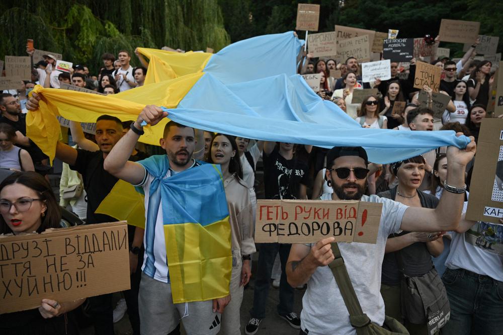 A Kiev, le 20 juillet 2026, des manifestants dénoncent le limogeage de l’ancien ministre de la défense Mykhaïlo Fedorov et demandent la démission d’Oleksandr Syrsky, le commandant en chef des forces armées ukrainiennes. - GENYA SAVILOV / AFP
