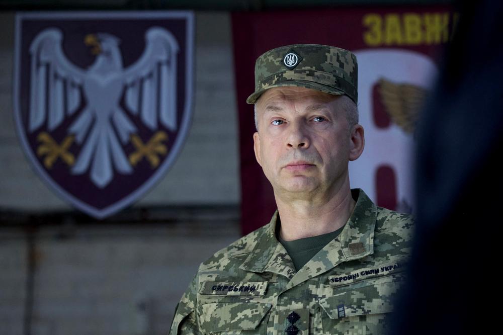 Cette photographie, prise et diffusée par le service de presse de la présidence ukrainienne le 4 octobre 2024, montre le commandant en chef des forces armées ukrainiennes, Oleksandr Syrsky, en visite auprès de la 82e brigade d’assaut aéroporté dans un lieu tenu secret de la région de Soumy. - HANDOUT / AFP