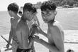 Adolescents fumant des cigarettes au bord de la mer, à Tunis, 2023.