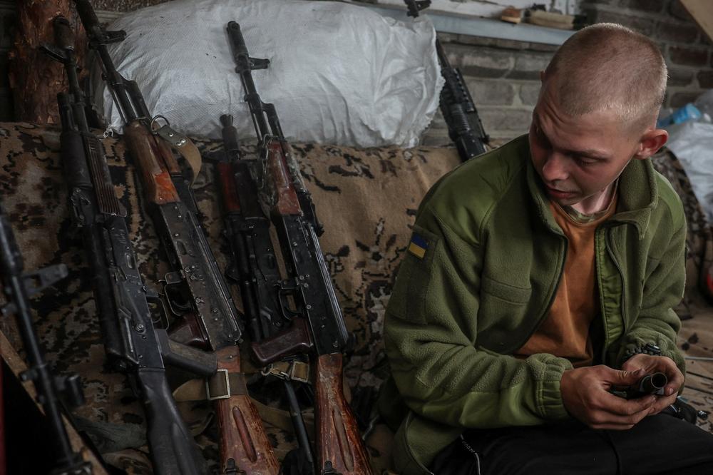 Un militaire ukrainien de la 24ᵉ brigade mécanisée indépendante des forces armées ukrainiennes, à Kramatorsk, ville située sur la ligne de front dans l’oblast de Donetsk (Ukraine), le 27 mai 2026. - ALINA SMUTKO/REUTERS