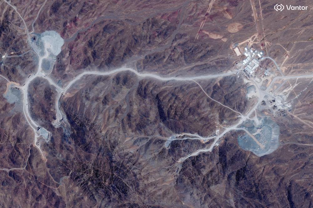 Une vue satellite montre les entrées de tunnels au niveau du mont Pickaxe, sur le site nucléaire de Natanz (Iran), le 30 juin 2026. - VANTOR VIA REUTERS