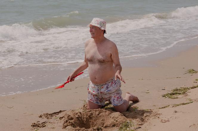 Fabrice Hyber, sur la plage de L’Aiguillon-sur-Mer (Vendée), le 13 juillet 2026. - JÉRÔME BLIN POUR « LE MONDE »