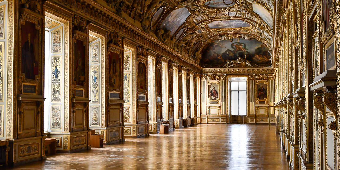 Au Louvre, la Galerie d'Apollon vidée de ses trésors attire les touristes