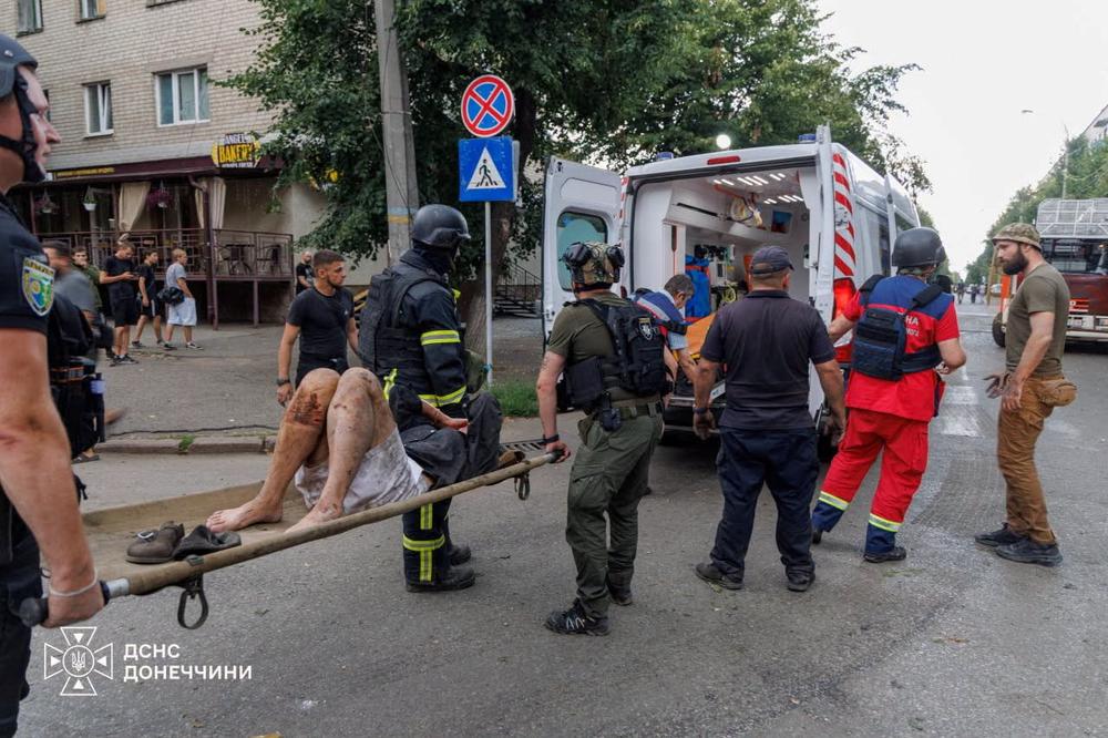 Des sauveteurs évacuent des blessés lors d’une frappe aérienne russe, dans la ville de Sloviansk (Ukraine), le 24 juillet 2026. - SERVICE D’URGENCES UKRAINIEN/VIA REUTERS