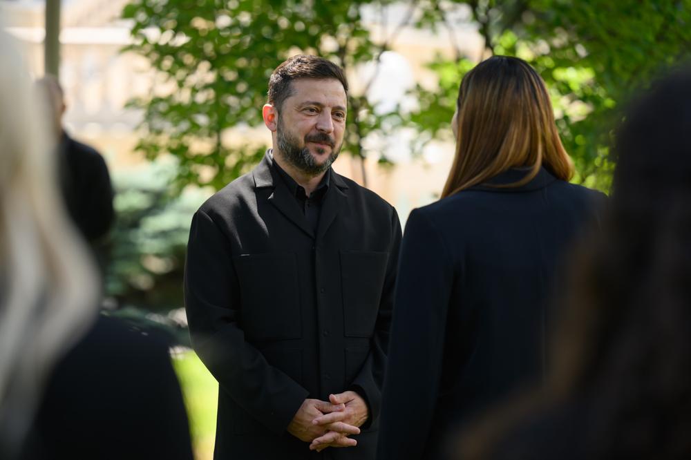 Volodymyr Zelenskyy et Laura Loomer, à Kiev, le 23 juillet 2026. - BUREAU DE PRESSE DE LA PRÉSIDENCE UKRAINIENNE VIA AP
