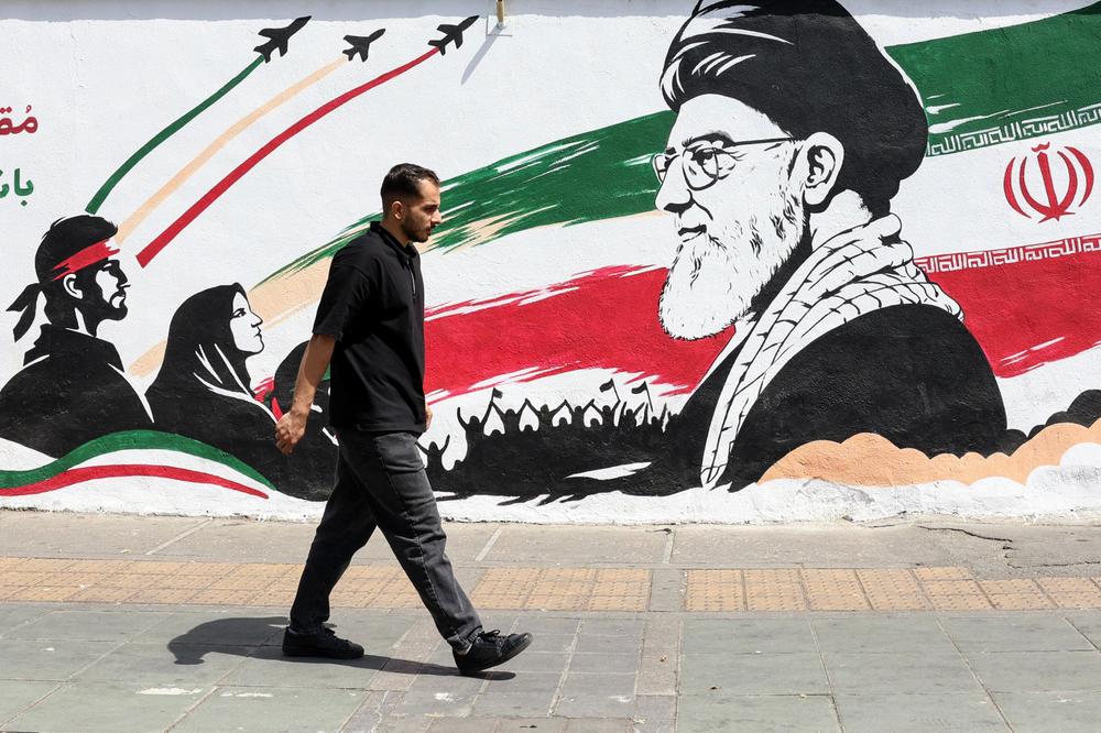 Une fresque murale représentant le défunt guide suprême iranien, l’ayatollah Ali Khamenei, à Téhéran, le 24 juillet 2026. - AFP