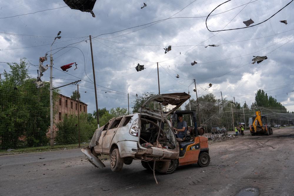 Des agents municipaux nettoient une route sur le site d’une frappe aérienne russe, à Sloviansk, le 24 juillet 2026. - ARMÉE UKRAINIENNE VIA REUTERS