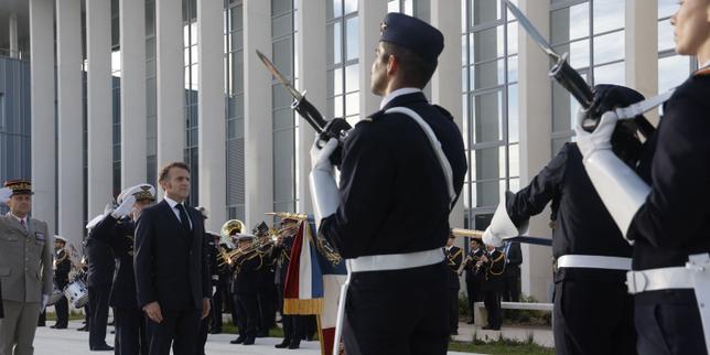 Emmanuel Macron passe en revue les troupes de la base aérienne 101&nbsp;avant l’inauguration du Commandement de l’espace français, à Toulouse, le 12&nbsp;novembre&nbsp;2025.