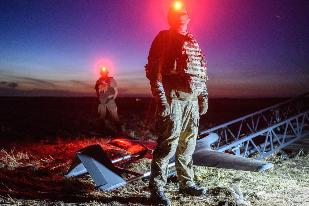 Des soldats ukrainiens durant une opération d’attaque de drone sur la Crimée de la 414e brigade d’aviation de frappe sans pilote, dite « Les oiseaux de Magyar ». - GUILLAUME HERBAUT POUR « LE MONDE »
