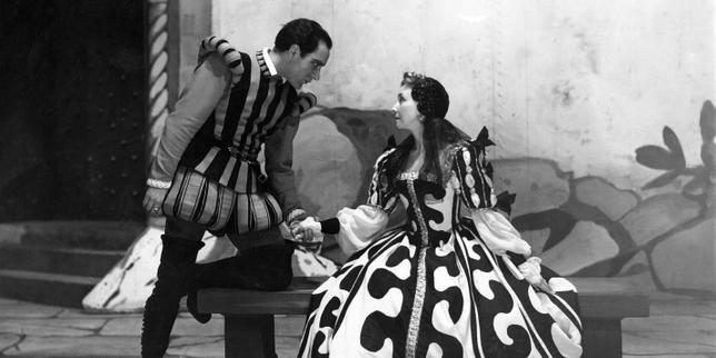 «&nbsp;La Reine morte&nbsp;», d’Henry de Montherlant, mise en scène de Pierre Dux, avec Julien Bertheau et Madeleine Renaud, à la Comédie-Française, à Paris, le 8&nbsp;décembre&nbsp;1942. 