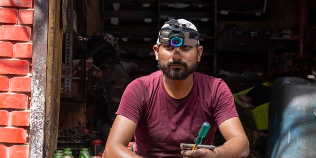 En Inde, le paradoxe des travailleurs qui filment leurs gestes du quotidien pour entraîner les IA : « Je suis en train de scier la branche sur laquelle je suis assis »