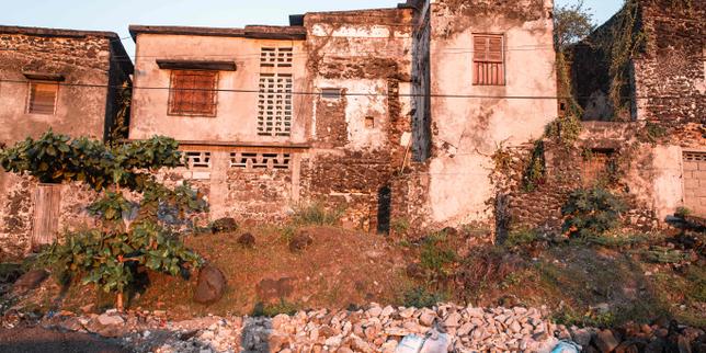 Maisons abandonnées dans la médina historique de Moroni (Comores), le 18&nbsp;juillet&nbsp;2026. 