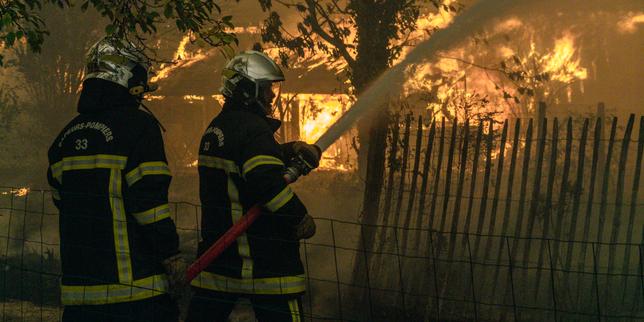 Au Porge, en Gironde, avec les pompiers qui tentent de maîtriser le feu : « Il y a eu 2022, ce qu’on vit aujourd’hui est encore pire »