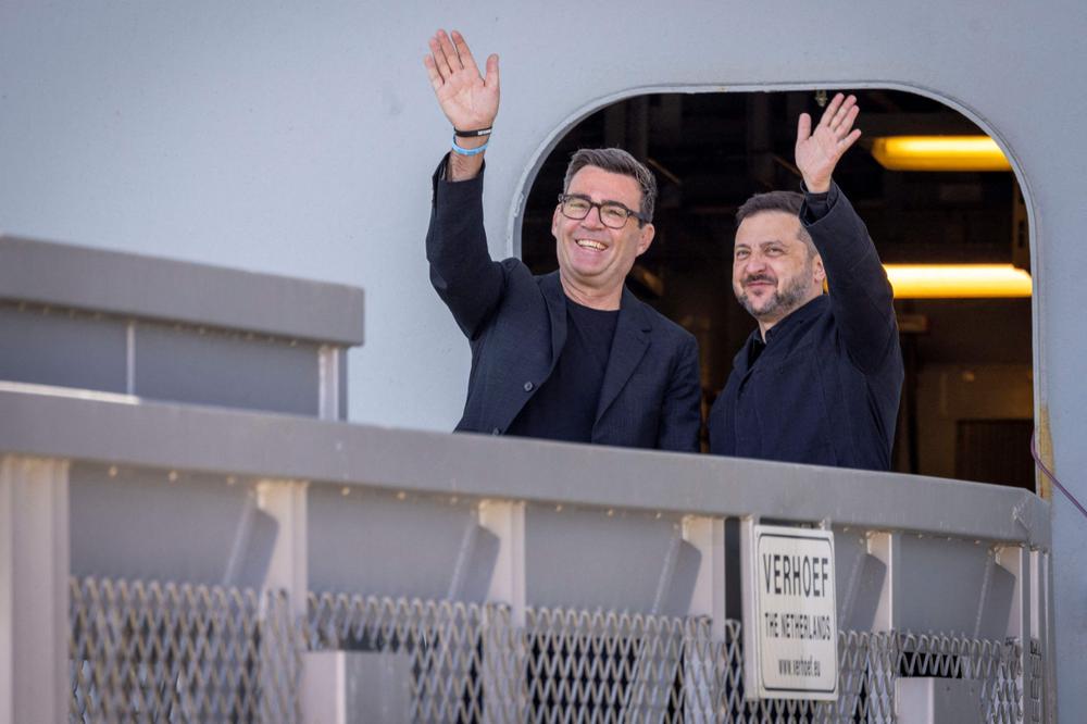Le président ukrainien Volodymyr Zelensky et le premier ministre britannique Andy Burnham, à Portsmouth, dans le sud de l’Angleterre, le 27 juillet 2026. - SIMON JONES / AFP