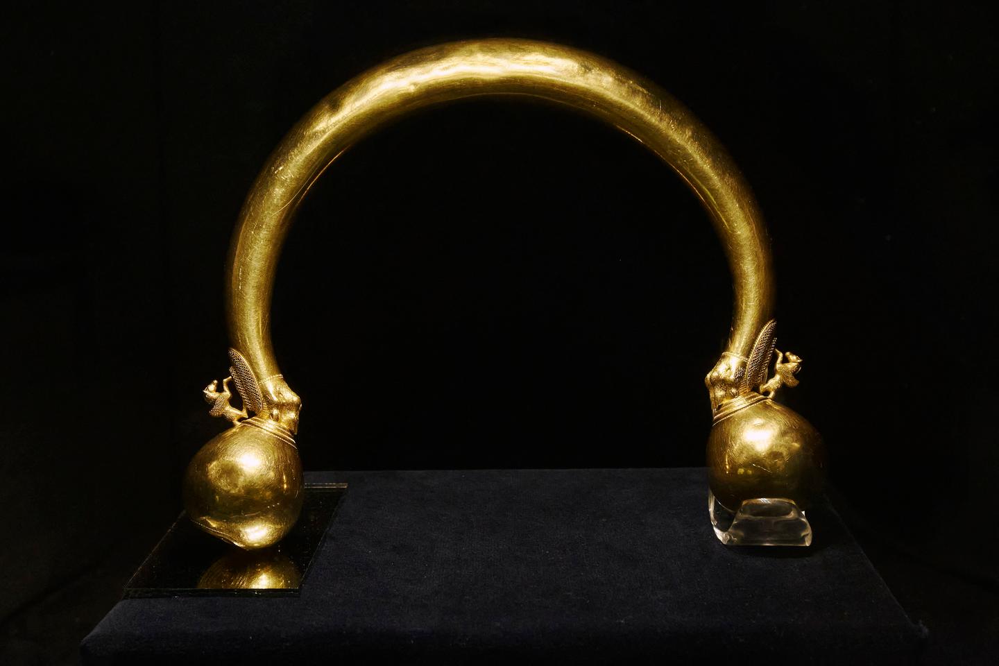 Le collier en or du trésor de Vix, joyau de l’époque celte, dérobé dans un musée de Bourgogne