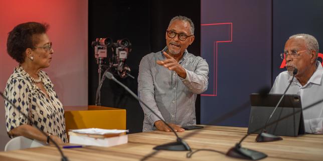 Le fondateur et directeur de Zitata TV Max Monrose (au centre), en compagnie des animateurs Gérard Dorwling-Carter et Danielle Marceline, le 1ᵉʳ&nbsp;juillet 2026.