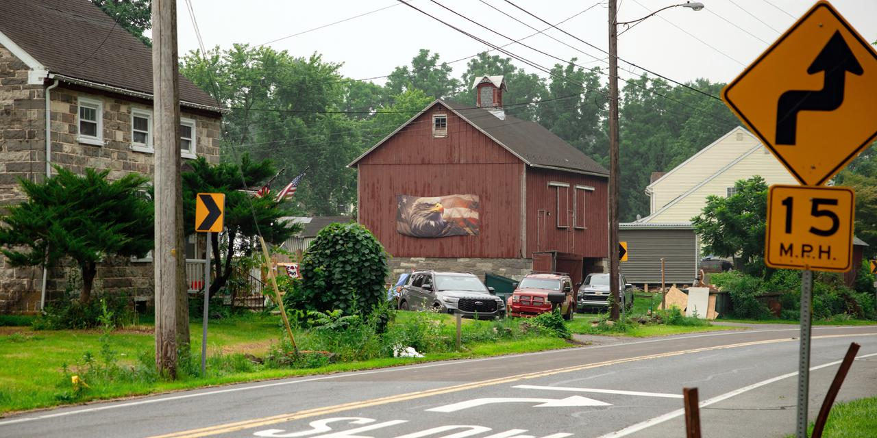A barn is decorated with a large American flag with a bald eagle on it in Bethlehem, Pennsylvania, USA on July 16, 2026. (Rachel Wisniewski for Le Monde)