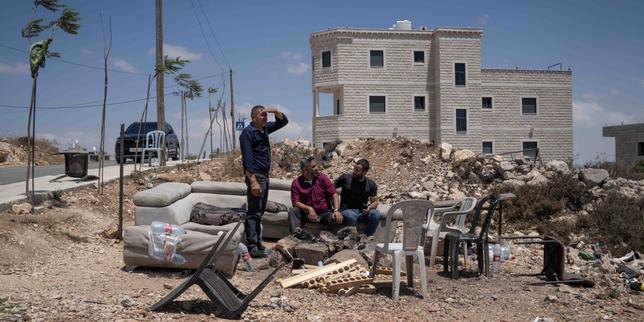 « Sans notre comité, les colons seraient déjà installés devant notre mairie » : à Sinjil, en Cisjordanie occupée, les habitants s’organisent contre les attaques