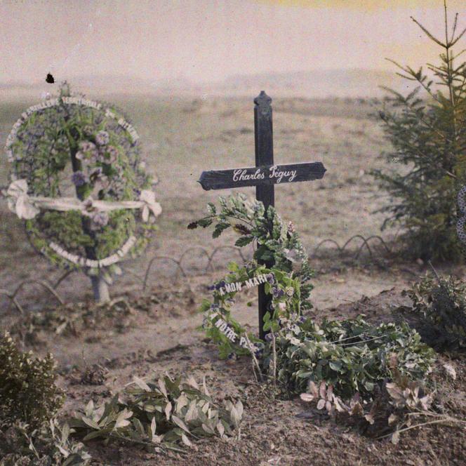 La croix élevée en l’honneur de Charles Péguy, à proximité du champ de bataille, entre les communes de Villeroy et Neufmontiers (Seine-et-Marne), en 1915.

 -  Auguste Léon/Musée Albert Kahn/AKG