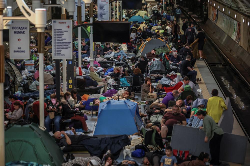 Des habitants ont trouvé refuge dans le métro lors de frappes russes sur Kiev, le 30 juillet 2026. - ALINA SMUTKO/REUTERS