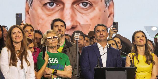 Election présidentielle au Brésil, pourquoi l’ombre de Jair Bolsonaro plane sur la candidature de son fils Flavio ?