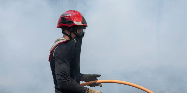 Incendies : le lourd tribut des pompiers, victimes des flammes et de cancers à long terme
