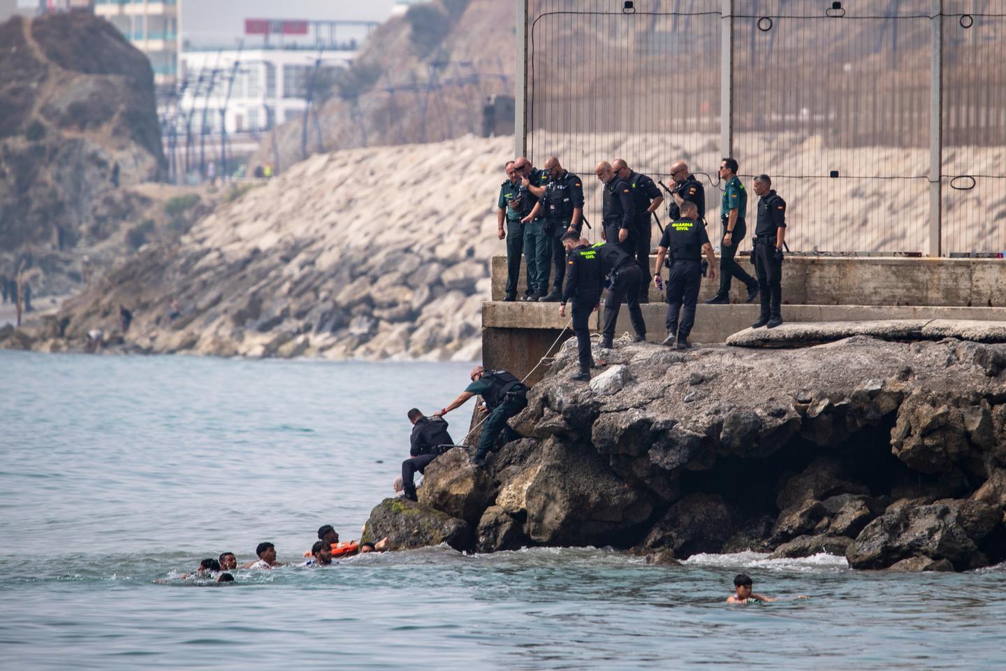 L'arrivée de 1 500 migrants à Ceuta depuis le Maroc provoque une urgence humanitaire et menace Schengen.
