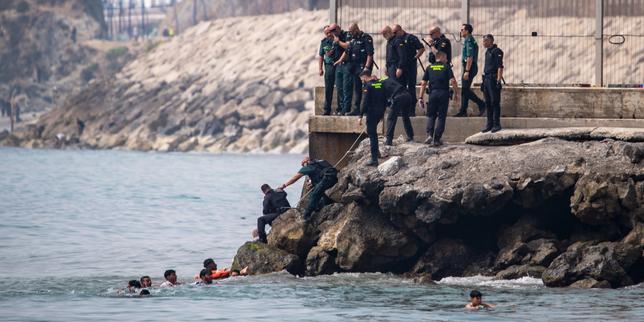 Espagne : plus de 1 500 personnes sont arrivées depuis le Maroc à Ceuta « ces derniers jours », annoncent les autorités régionales espagnoles
