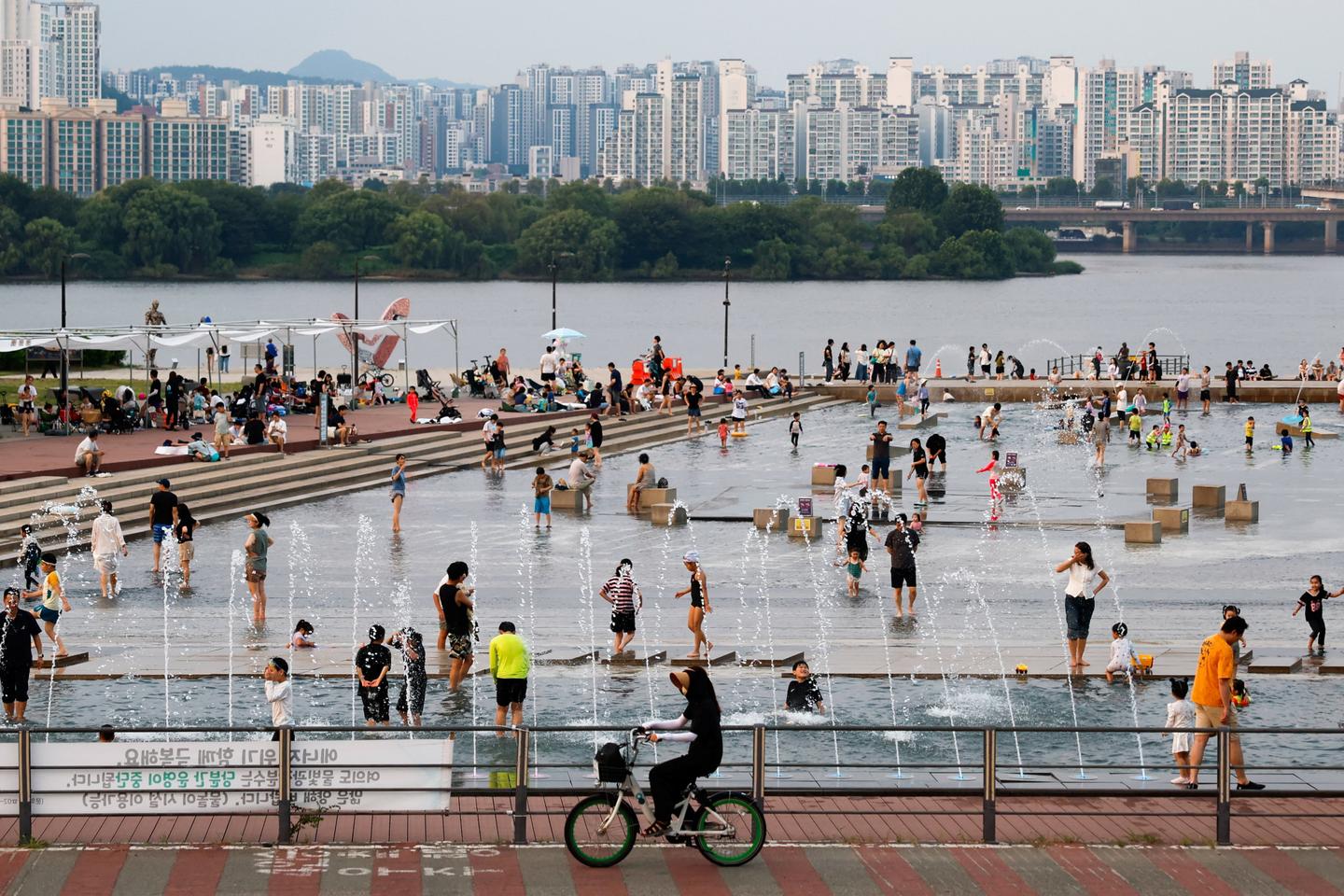 Corea del Sud, ondata di calore, 42,5 °C, Yangsan, allerta meteo, persone in cerca di refrigerio