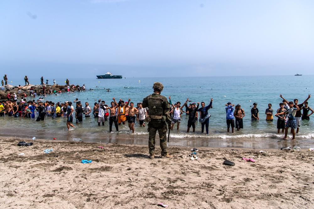 Des soldats de l’armée espagnole bloquent l’accès à la plage aux personnes arrivant du Maroc, dans l’enclave espagnole de Ceuta, le 31 juillet 2026. - ANTONIO SEMPERE/AP PHOTO