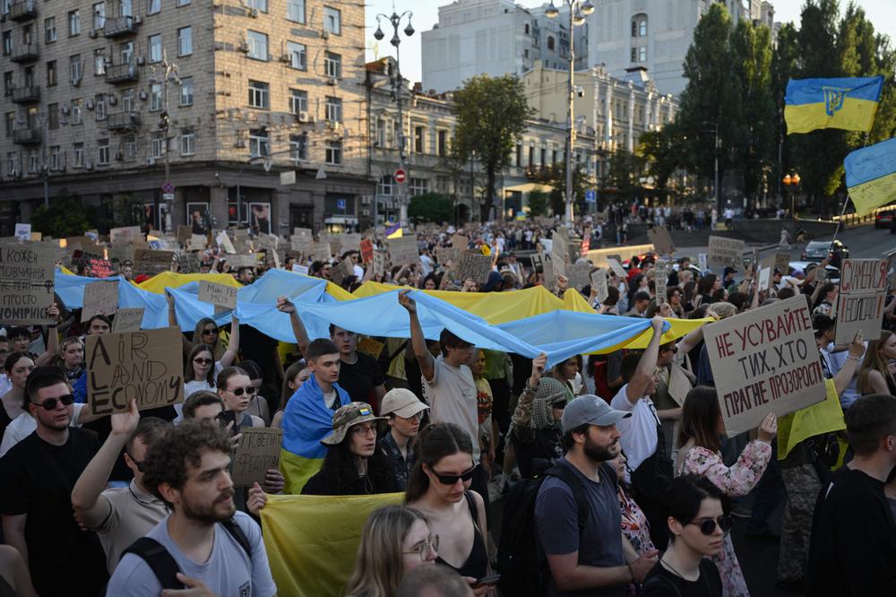 Lors d’une marche réclamant le retour de Mykhaïlo Fedorov au ministère de la défense ukrainien, à Kiev, le 31 juillet 2026. - GENYA SAVILOV/AFP
