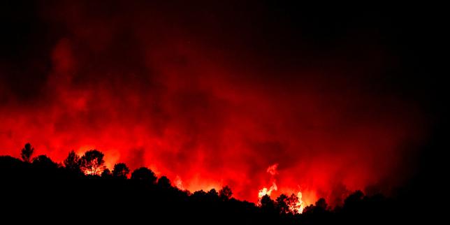EN DIRECT, incendies : dans le Var, 2 500 personnes évacuées et 1 000 hectares parcourus par un feu « qui dépasse l’entendement », estime le préfet
