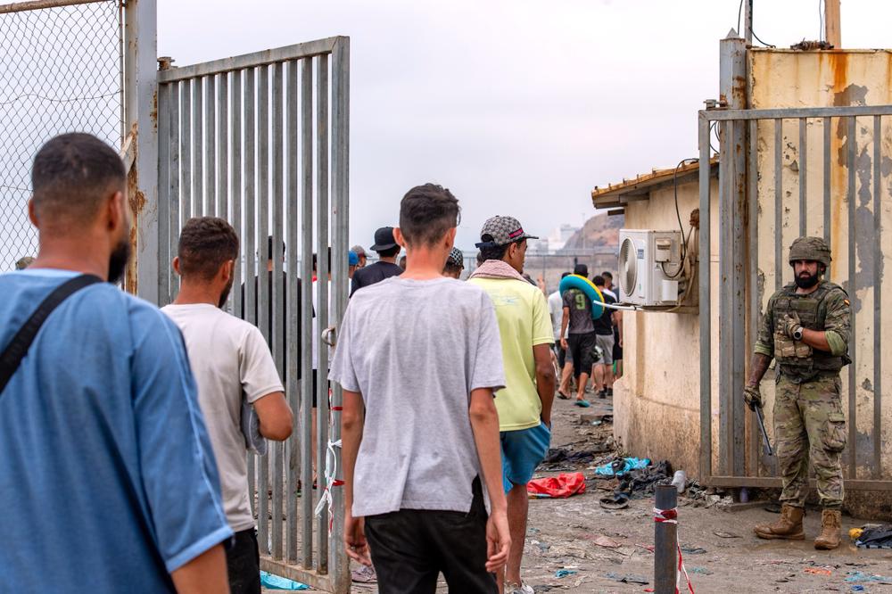 Des migrants rentrent au Maroc depuis l’enclave espagnole de Ceuta (Espagne), le 31 juillet 2026. - ANTONIO SEMPERE/AP