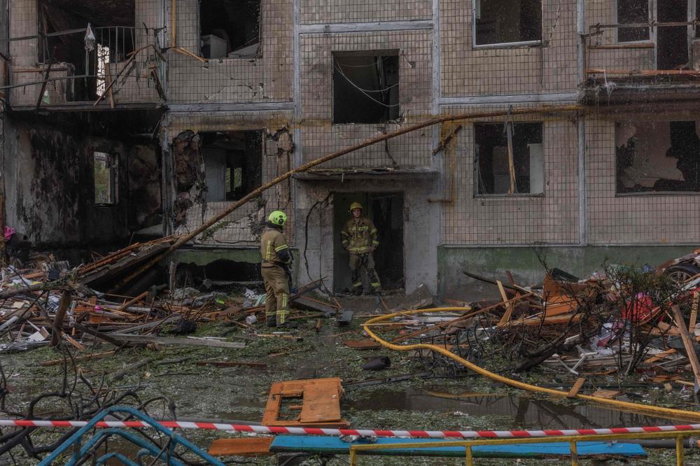 Les secouristes interviennent dans un immeuble résidentiel de plusieurs étages endommagé lors d’une frappe aérienne russe sur Kiev le 1ᵉʳ août 2026. - ROMAN PILIPEY/AFP