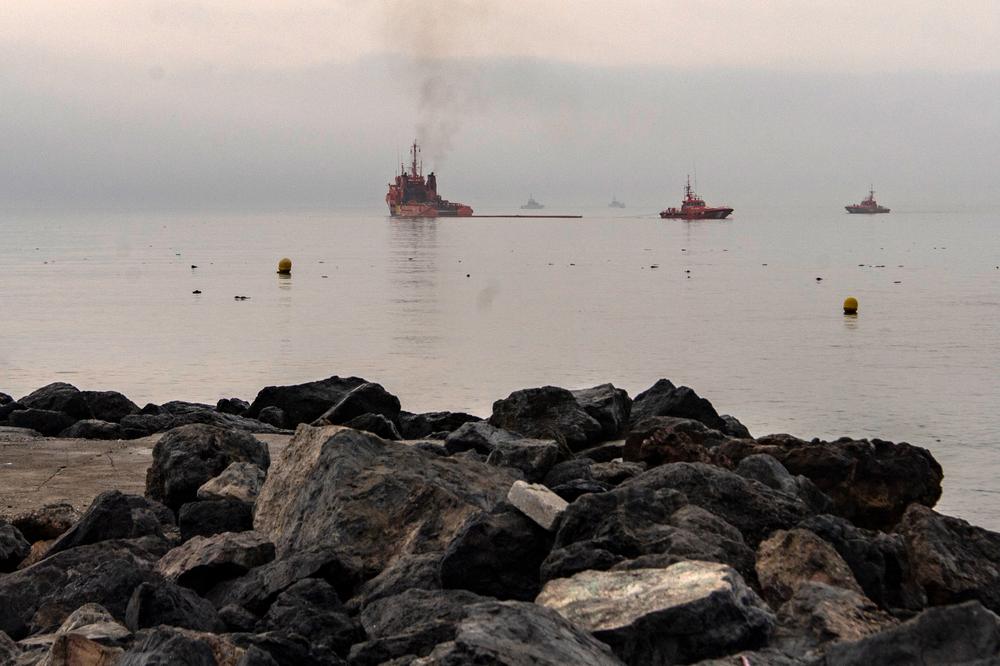 Des navires de la protection civile participent à la mise en place de barrières flottantes au large de l’enclave espagnole de Ceuta, le 1ᵉʳ août 2026. - ANTONIO SEMPERE/AP