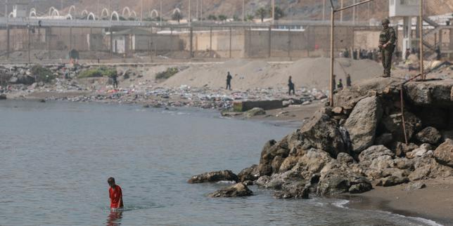 VIDÉO. « Je préfère mourir ici que de repartir » : quelques migrants entrés à Ceuta illégalement tentent de rester en Espagne