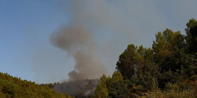 EN DIRECT, incendies : le feu du Gros Bessillon, dans le Var, toujours actif ; en Gironde, « la situation reste stable » et le trafic ferroviaire reprend progressivement
