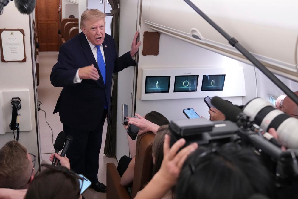 Donald Trump à bord d’Air Force One, lors de son retour à la Maison Blanche, le 2 août 2026. - JACQUELYN MARTIN/ AP PHOTO